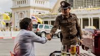 Bäckström – Bäckström (Kjell Bergqvist) trifft einen thailändischen Polizeikollegen.