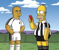 Die Simpsons – Lisa entdeckt den Fußball für sich. Da allerdings Homer (r.) den Schiedsrichter gibt, ist Ärger mit Ronaldo (l.) vorprogrammiert ...