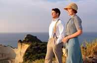 Die Durrells auf Korfu – Spiros (Alexis Georgoulis) und Louisa (Keeley Hawes) blicken in eine ungewisse Zukunft.