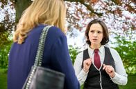 Sturm der Liebe – Romy (Désirée von Delft, r.) wundert sich vor Lucy (Jennifer Siemann, l.) über ihr eigenartiges Verhalten.