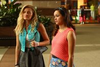 The Goldbergs – (v.li.) AJ Michalka (Lainey Lewis), Hayley Orrantia (Erica Goldberg).