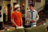 Two and a Half Men – Jake (Angus T. Jones, l.) chauffiert seinen Onkel Charlie (Charlie Sheen, r.), weil der betrunken ist. Charlie drängt seinen Neffen, über eine rote Ampel zu fahren. Da aber die Polizei hinter ihnen auftaucht, wechseln sie schnell die Plätze - denn Charlie ist ohnehin schon lange ohne Führerschein gefahren ...