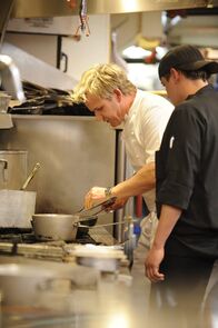 In Teufels Küche mit Gordon Ramsay – Von dem Sternekoch Gordon Ramsay (l.) können die Köche im "DownCity" noch Einiges lernen ...