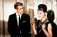 Frühstück bei Tiffany – Der verkrachte Schriftsteller Paul Varjak (George Peppard) besucht Holly Golightly (Audrey Hepburn)