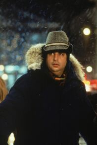 Schneesturm im Paradies – Tätigt häufig Bankgeschäfte: Dave (Jon Lovitz) kann einfach an keinem Geldinstitut vorübergehen, ohne an einen Einbruch zu denken ...