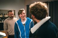 Sturm der Liebe – Vor Erik (Sven Waasner, l.) verrät Florian (Arne Löber, r.) Gerry (Johannes Huth, M.) unabsichtlich, von Max' Geburtstagsparty.
