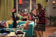 The Big Bang Theory – Penny (Kaley Cuoco, l.) und Amy (Mayim Bialik, r.) erfahren, dass Bernadette und Howard von Priya und Leonard zum Essen eingeladen wurden. Amy traut Priya nicht über den Weg und schickt Bernadette als Geheimagentin zu dem Essen, um an Informationen zu kommen ...