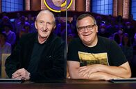 Wer weiß denn sowas? – Rateteam-Kapitän Elton (r.) mit dem Sänger und Komiker Mike Krüger (l.).
