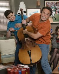 The Goldbergs – Geoff Schwartz (Sam Lerner, l.); Barry Golderg (Troy Gentile, r.)