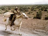 Nobody ist der Größte – Der Revolverheld Nobody (Terence Hill) vertreibt sich die Zeit mit kleinen Gaunereien ...