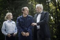 Tatort – Von links:Justizbeamtin Sabine Merzer (Friederike Ott), lässt sich von Thomas Barthold (Gerhard Liebmann) nicht provozieren. Kriminalhauptkommissar Franz Leitmayr (Udo Wachtveitl) kann sich nicht ganz so gut beherrschen.