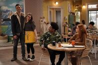 Call Me Kat – (v.l.n.r.) Max (Cheyenne Jackson); Kat (Mayim Bialik); Carter (Julian Gant); Sheila (Swoosie Kurtz)