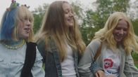 Wahrheit oder Pflicht – Tara (Maya Ystenes, Mitte), Ylva (Ine Vinnes, links) und Sanne (Tilde Ender Søvik, rechts) sind gute Freundinnen - so soll es auch bleiben, auch jetzt, wo Ylva und Tara in eine andere Klasse als Sanne gekommen sind.