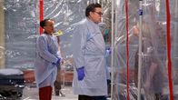 Chicago Med – Im Gespräch mit einer Patientin in Quarantäne: S. Epatha Merkerson als Sharon Goodwin, Oliver Patt als Dr. Daniel Charles