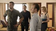 Hawaii Five-0 – Steve McGarrett (Alex O'Loughlin, l.), Harry Langford (Chris Vance, M.) und Danny Williams (Scott Caan, 2.v.r.) müssen Lady Helens (Kate Beahan, r.) Tochter finden - wer ist gewitzter, der adelige Teenager oder die Agenten?
