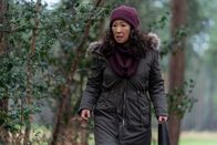 Killing Eve – Am Golfplatz in Schottland angekommen, hat Eve (Sandra Oh) große Erwartungen. Doch sie macht eine schreckliche Entdeckung.