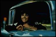 American Graffiti – Laurie (Cindy Williams), die Schwester von Curt, ist beim abendlichen Treffen der vier Freunde auch mit von der Partie.
