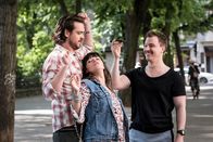 Nix Festes – Basti (Tim Kalkhof, r.) hat Maggy (Lore Richter, M.) abgefangen und Salsa ins Spiel gebracht. Jonas Renner (Sebastian Fräsdorf, l.) muss auch mitmachen.