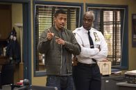 Brooklyn Nine-Nine – Marcus (Nick Cannon, l.); Captain Ray Holt (Andre Braugher, r.)