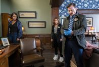 East New York – (v.l.n.r.) Deputy Inspector Regina Haywood (Amanda Warren); Detective Crystal Morales (Elizabeth Rodriguez); Detective Tommy Killian (Kevin Rankin)