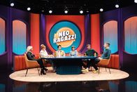 Neo Ragazzi – Sophie Passmann (2.v.l.) und Tommi Schmitt (2.v.r.) mit den Gästen von "Neo Ragazzi" Steffen Hallaschka (r.), Evelyn Burdecki (l.), Eva Ries (3.v.r.), Jacob Rott (3.v.l.)
