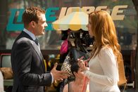 Suits – Harvey (Gabriel Macht) bittet Donna (Sarah Rafferty), wieder zurückzukommen. Doch so leicht lässt sich Donna nicht übereden.