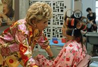 Der gebuchte Mann – Kate (Jennifer Aniston, re.) sucht Rat bei ihrer Mutter Rita (Olympia Dukakis).