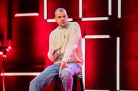 Comedy Clash – SÜDWESTRUNDFUNK Comedy Clash - Finale Diese Comedians machen der Konkurrenz Angst: Jokah Tululu, EmmVee und Lara Autsch wollen sich für das große "Comedy Clash"-Jahresfinale beweisen. Salim Samatou und Marvin Endres hosten den härtesten Stand-Up-Wettbewerb Deutschlands in dem Jokah Tululu den King of Pop als Influencer verkörpert, EmmVee auf die deutschesten Deutschen in der Shisha Bar trifft und Lara Autsch auch ohne Kind in der Öffentlichkeit stillen möchte. Nikita Miller (Foto).