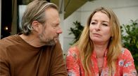 Rote Rosen – Nachdem Michael (Hanno Friedrich, l.) humorvoll erkannt hat, dass Carla (Maria Fuchs, r.) nichts mit einer anderen Person hatte, unterstützt er sie liebevoll in ihrer Sorge um den Foodtruck.