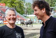 Reporter Spezial – Donat Hofer (r.) mit Besucherin am Ehringer Kuhkampf