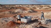 Outback Opal Hunters - Edelsteinjagd in Australien – Isaac Andreou, his sister Sofia and her friend Chris Daff are helping an experienced opal prospector a thousand kilometers to the east.