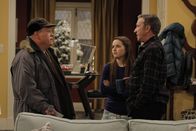 Last Man Standing – Als Phil Munroe (Larry Joe Campbell, l.) der eigentlichen Monopolinhaberin Eve (Kaitlyn Dever, M.) das Revier streitig machen will, greift Mike (Tim Allen, r.) ein, aber anders als erwartet ...