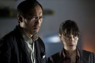 Godzilla – Dr. Ichiro Serizawa (Ken Watanabe, l.) und seine Assistentin Vivienne Graham (Sally Hawkins, r.) stehen vor einem Rätsel, als das urzeitliche Monster zum Leben erwacht. Was hat das flüchtige Biest nur vor?
