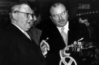 Unser Land in den 50ern – Die erste Photokina: Bundeswirtschafsminister Dr. Ludwig Erhard (l, CDU) und Agfa-Chef Dr. Bruno Uhl beim Rundgang auf der ersten photokina 1951 in Köln. 250 deutsche und 70 ausländische Aussteller präsentierten ihre technischen Entwicklungen.