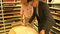SMS - Schwanke meets Science – In der Bibliothek des Deutschen Archäologischen Instituts (DAI) zeigt Philipp von Rummel (rechts), Generalsekretär des DAI, große historische Atlanten, die sein Spezialgebiet, die Völkerwanderung der Vandalen, illustrieren.