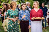 Meine Mutter ... – Toni (Diana Amft, re.) und Heidi (Margarita Broich, li.) nehmen Mia (Linda Stockfleth) in der Kupferkanne auf.