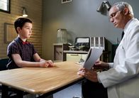 Young Sheldon – Sheldon (Iain Armitage, l.); Dr. Pilson (Wallace Langham, r.)