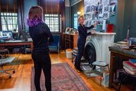 Elementary – Kitty Winte (Ophelia Lovibond, l.); Joan Watson (Lucy Liu, r.)