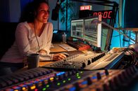 SOKO Stuttgart – Moderatorin Laura Meissner (Sonja Hurani). Kurz nach ihrer Abmoderation wird sie in der Sprecherkabine Opfer einer Gewalttat. Die Stuttgarter Ermittler finden heraus, dass Laura Meissner an einem True-Crime-Podcast zu einem ungelösten Vermisstenfall gearbeitet hatte und vermuten, dass die beiden Fälle im Zusammenhang stehen könnten.