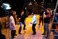 Grips Deutsch – GRIPS Deutsch - Thema "Medien Fiktion vs. Realität" in der Stuntshow der Bavaria Filmstudios. Den Unterschied zwischen Realität und Fiktion lernt Schüler Vincent (rechts) von Stuntmen Mac Steinmeier (links).