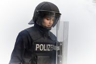Am Ende der Worte – Laura (Lisa Vicarii) in Uniform auf Demo.