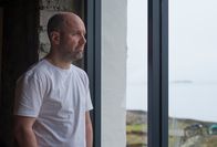 From Darkness – John Hind (Johnny Harris) geht viel durch den Kopf. Es wartet ein schwieriger Mordfall auf ihn, doch auch die Vergangenheit mit Claire beschäftigt ihn nach wie vor.