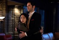 Lucifer – Als Lucifer (Tom Ellis, r.) Ella (Aimee Garcia, l.) um einen Gefallen bittet, darf sie sich im Gegenzug etwas von ihm wünschen. Was wird das sein?