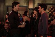 How I Met Your Mother – Während Barney und sein Vater Jerry, sich besser kennenlernen möchten, trifft Robin (Cobie Smulders, 2.v.r.) einen Mann (Michael Trucco, l.), auf den sie schon lange ein Auge geworfen hat. Ted (Josh Radnor, r.) ist überrascht ...