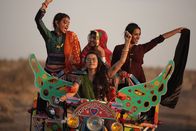 Die Zeit der Frauen – Die vier Freundinnen Lajjo (Radhika Apte, li.), Bijli (Surveen Chawla, Mi. vo.), Janaki (Lehar Khan, Mi. hi.) und Rani (Tannishtha Chatterjee) erleben „die Zeit der Frauen“.