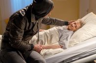Sturm der Liebe – Tom (Milan Marcus, l.) nimmt es sehr mit, dass es Hildegard (Antje Hagen, r.) seinetwegen so schlecht geht.