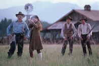 Legenden der Leidenschaft – Über die Ankunft von Susannah Fincannon (Julia Ormond, 2.v.l.) auf der Familienfarm freut sich nicht nur ihr Bräutigam Samuel Ludlow (Henry Thomas, r.), sondern auch dessen Vater Colonel William Ludlow (Anthony Hopkins, l.) sowie Samuels Bruder Alfred Ludlow (Aidan Quinn, 2.v.r.)