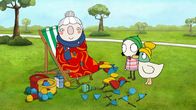 Sarah & Duck – Sarah und Duck treffen im Park auf Frau von Schal. Sie war sehr emsig und hat gestrickt – für Schnick Ball!