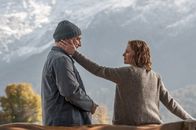Der Bergdoktor – Als Johanna Hofer verliebt sich Kerstin Rensing (Julia Thurnau, r.) in Gregor Büchner (Matthias Komm). Von ihrer Persönlichkeitsstörung ahnen beide nichts.