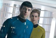 Star Trek Into Darkness – Als ein fürchterlicher Terroranschlag London erschüttert, werden Kirk (Chris Pine, r.) und Spock (Zachary Quinto, l.) auf eine lebensgefährliche Vergeltungsreise geschickt ...